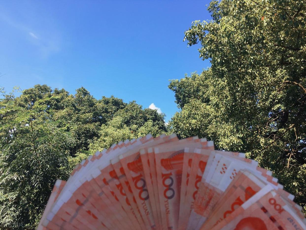 队报：巴黎卖拉莫斯和李刚仁收入破亿，将签阿克利乌舍和迪奥曼德
