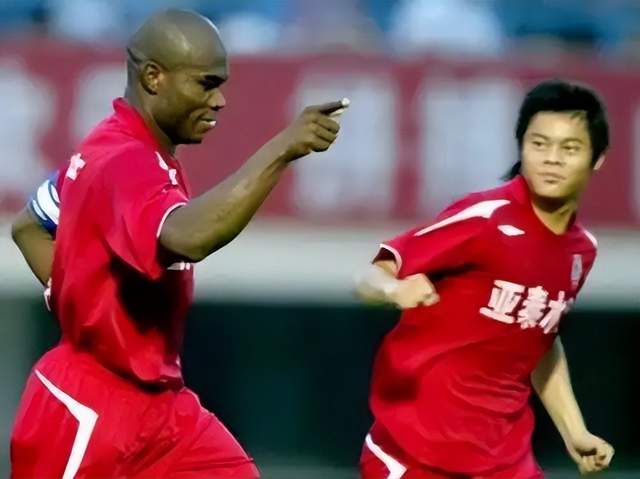 队报：巴黎卖拉莫斯和李刚仁收入破亿，将签阿克利乌舍和迪奥曼德