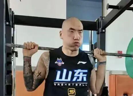 尼克斯队时隔53年NBA再夺冠,中锋罗宾逊晒比赛前酒店抓蛇视频