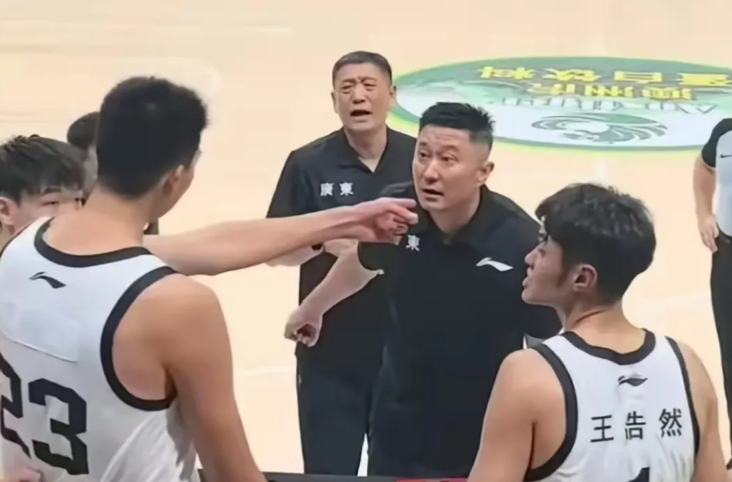 壹号娱乐-出大事了!NBA超级巨哈登在休斯顿被捕,或影响其职业生涯