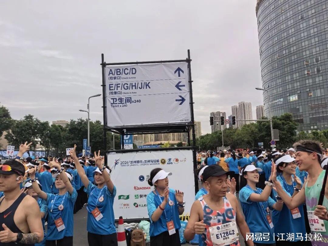 独行侠球迷秒懂：马刺29分逆转，福克斯顶薪成靶子