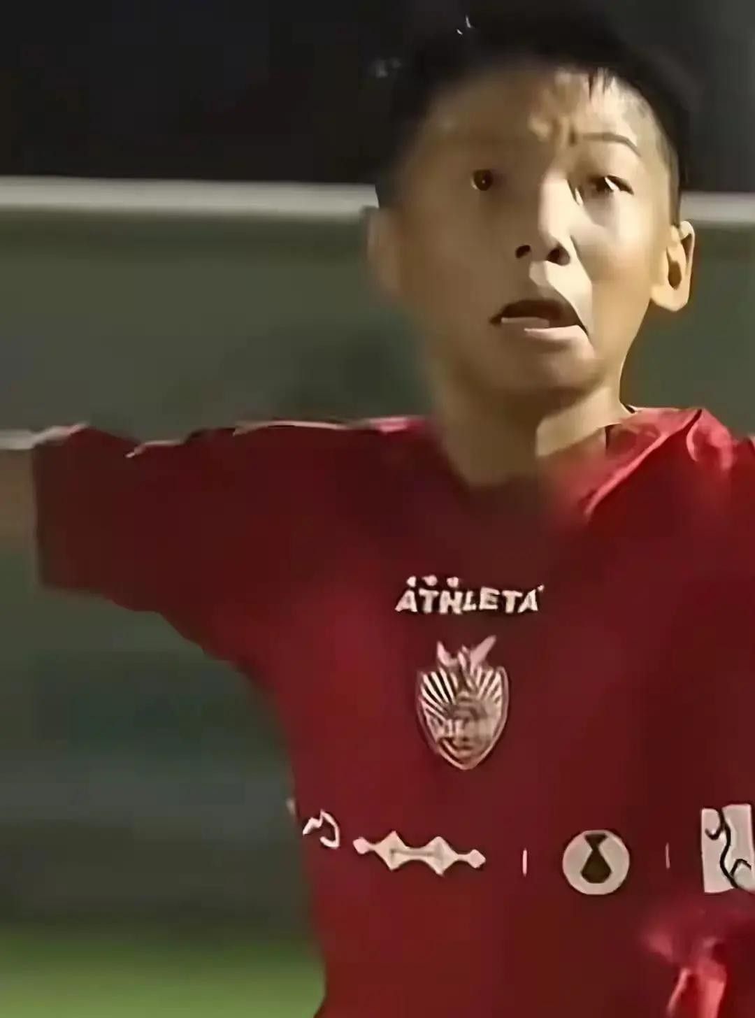 壹号娱乐-湖人终于开窍!欲3换1引进顶级内线,三巨头成雏形,詹姆斯尴尬