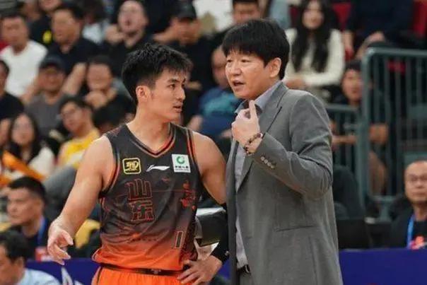 西蒙斯赌詹皇今夏签约勇士