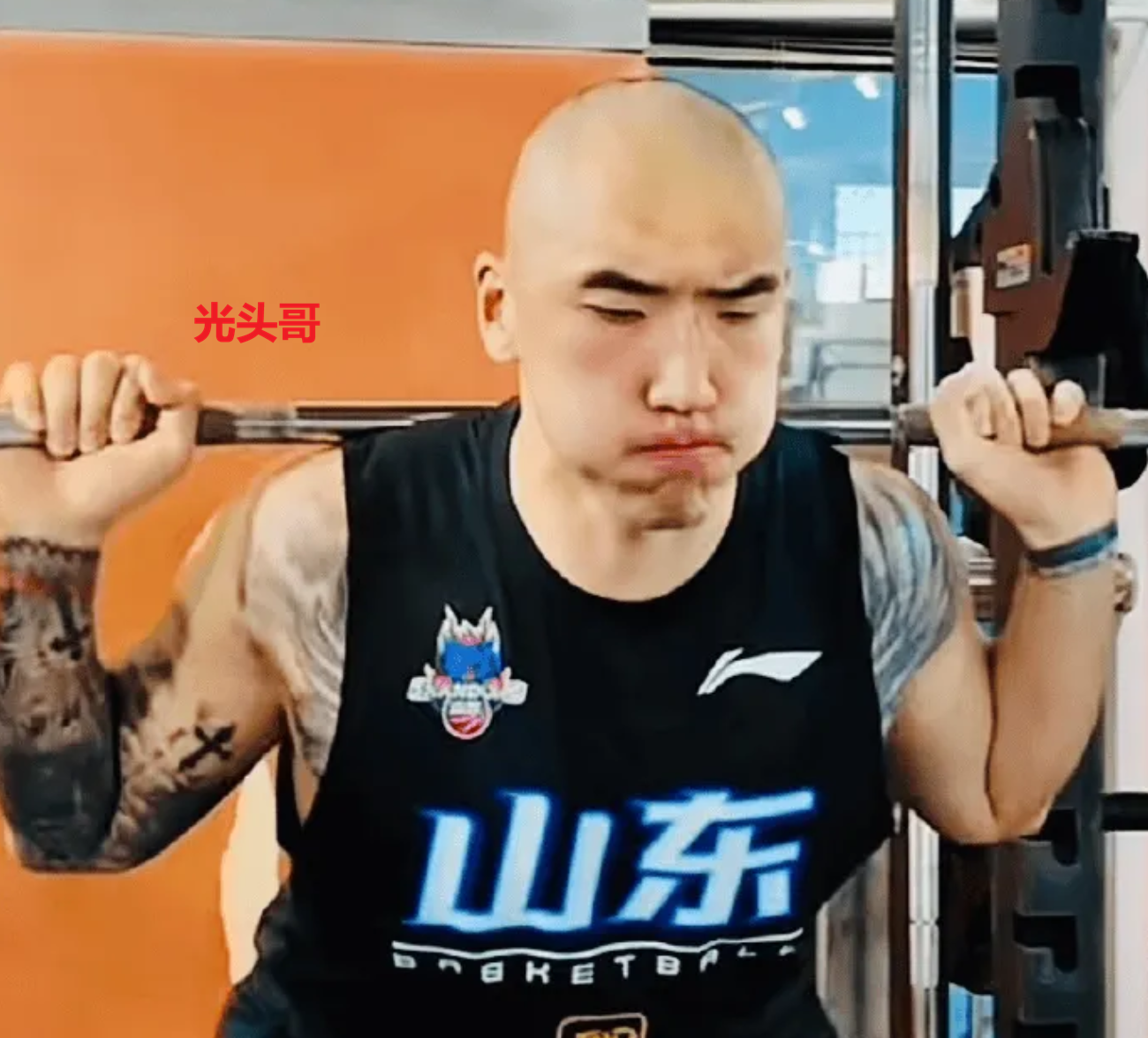 壹号娱乐-詹姆斯再次自戴皇冠!与乐福一起现身克罗地亚:助威旗下摩托艇队
