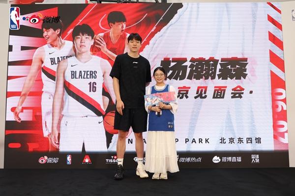 壹号娱乐-痛失好局,瑞士主帅雅金在球队被卡塔尔绝平后怒摔水瓶