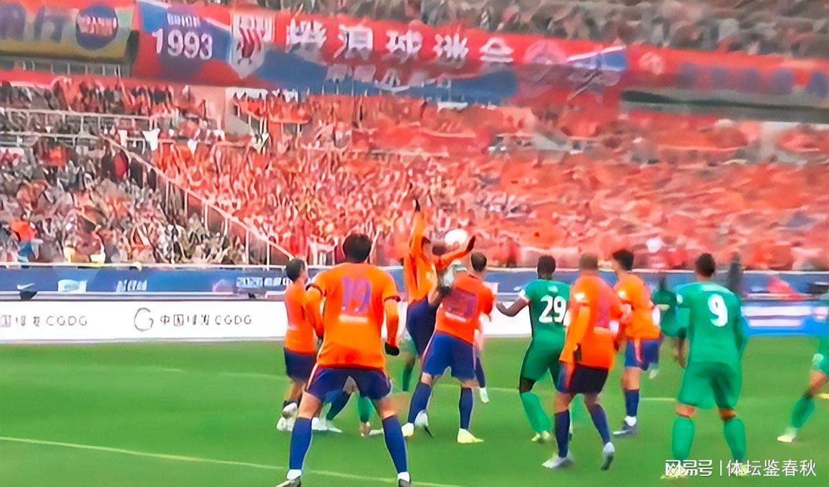 又出一位门神！沙特门将奥韦斯单场9次扑救，比沃齐尼亚还多